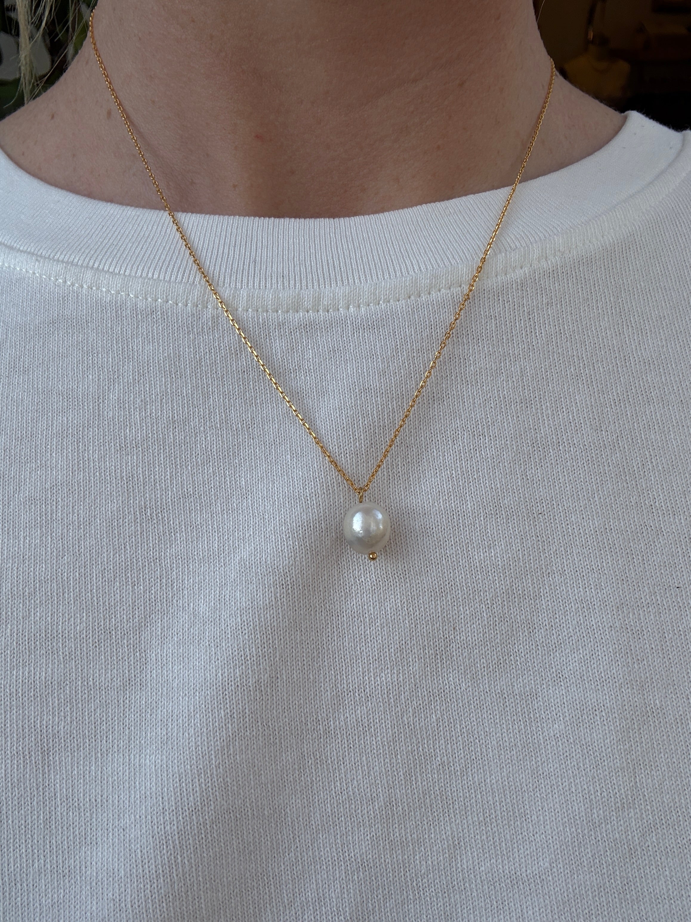 Gold Floating White Pearl A20