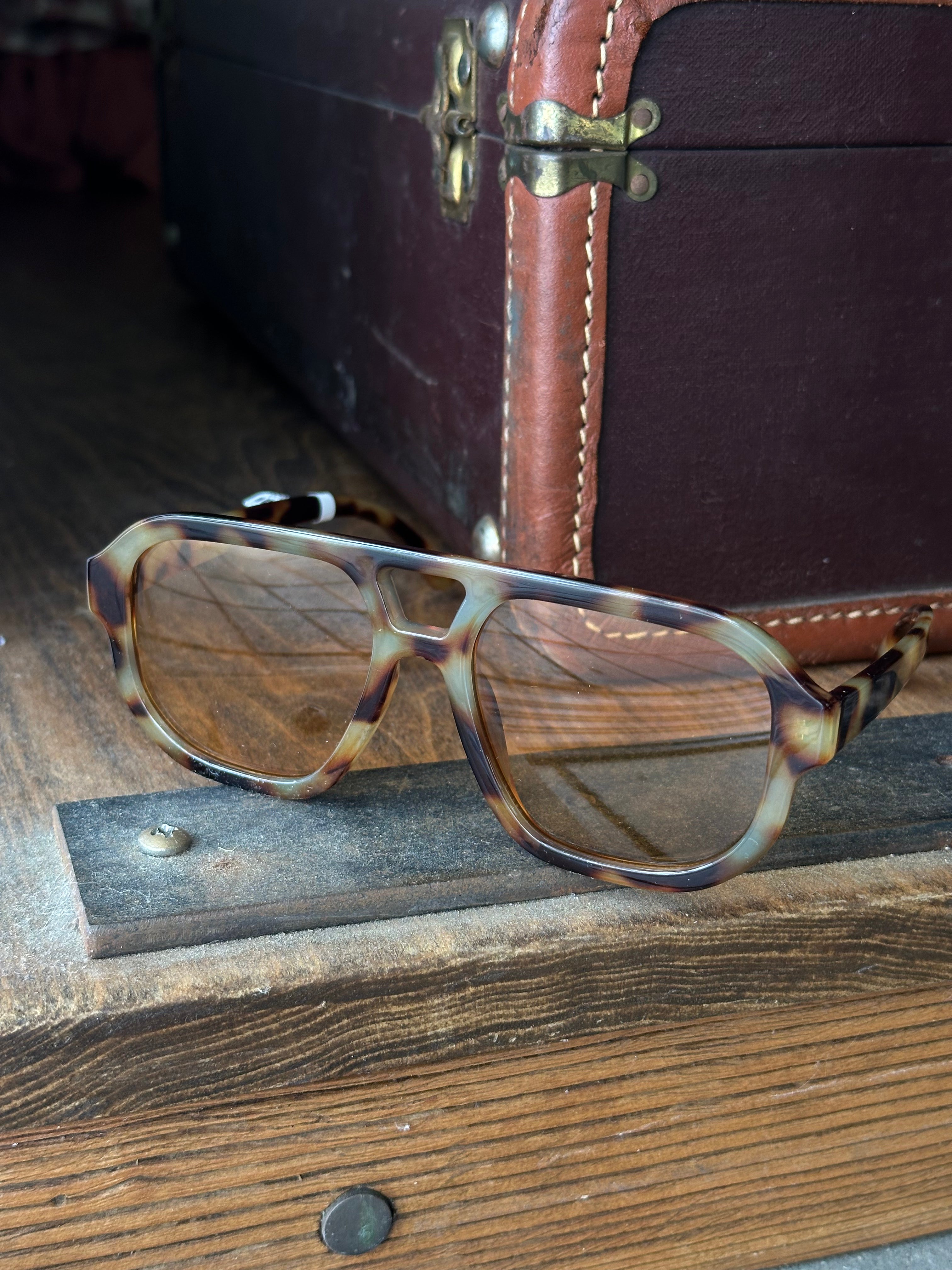 Orange Tortoise Aviation Aviator Sunnies